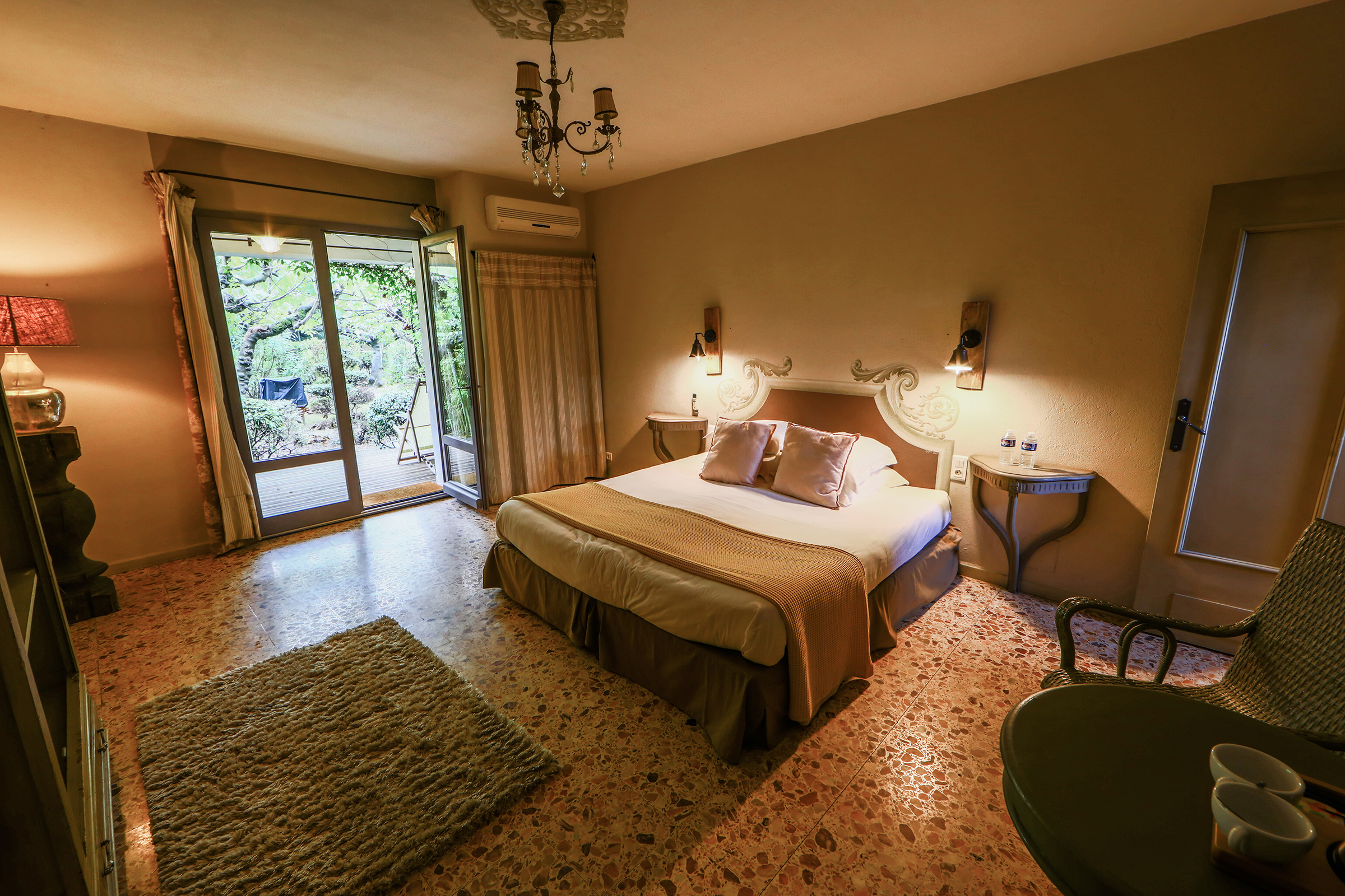 Hotel-Sous-les-Figuiers-bedroom.jpg, FR-SGPROVENCE