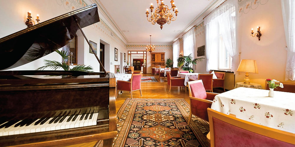 Monte Sella lounge with piano