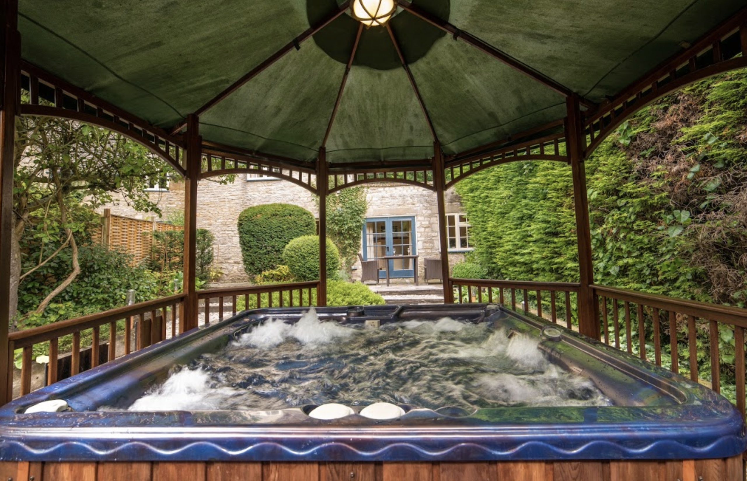 The_Swan_Hotel_Bibury_hottub