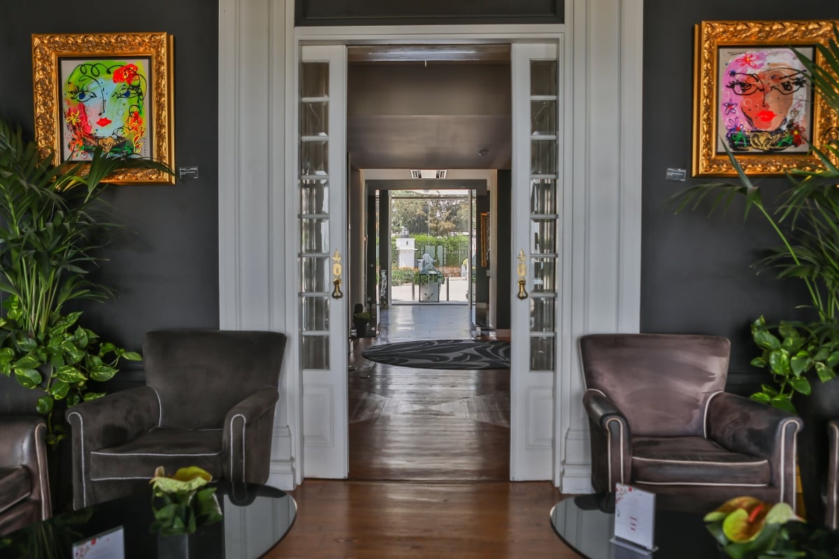 Armchairs and hallway at Farol Hotel