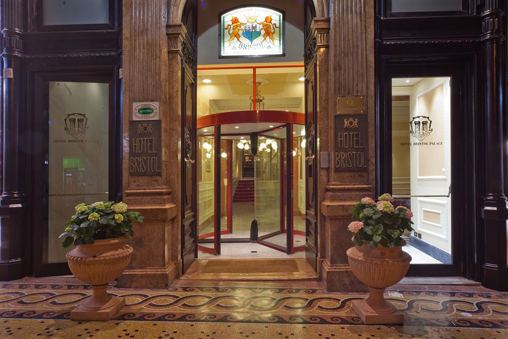 hotel bristol palace entrance