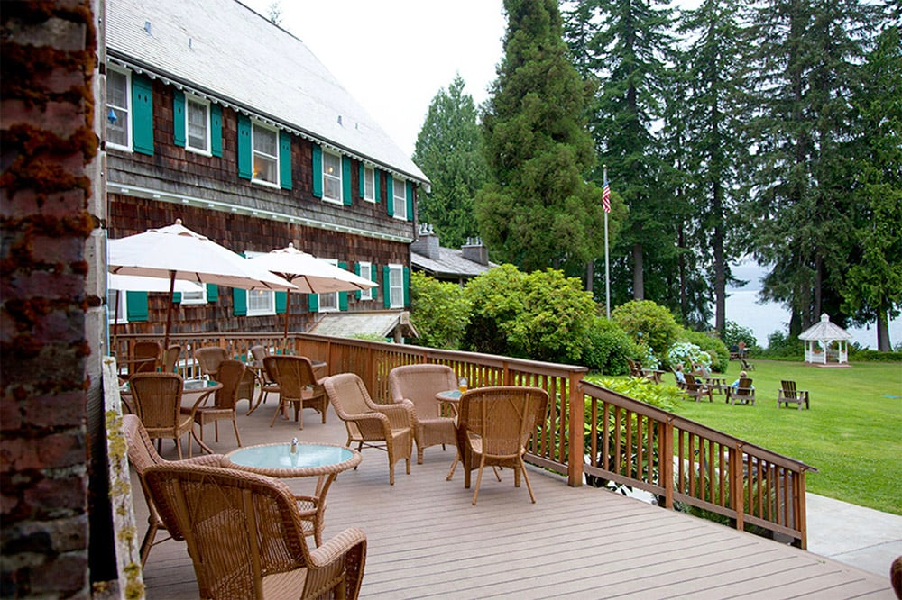 Lake Quinault Lodge Exterior deck and lawn